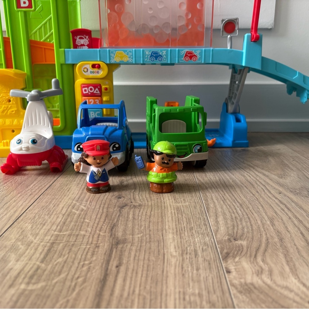 Fisher-Price Little People Car Wash Garage Lights Sounds + 3 Vehicles - Picture 2 of 7